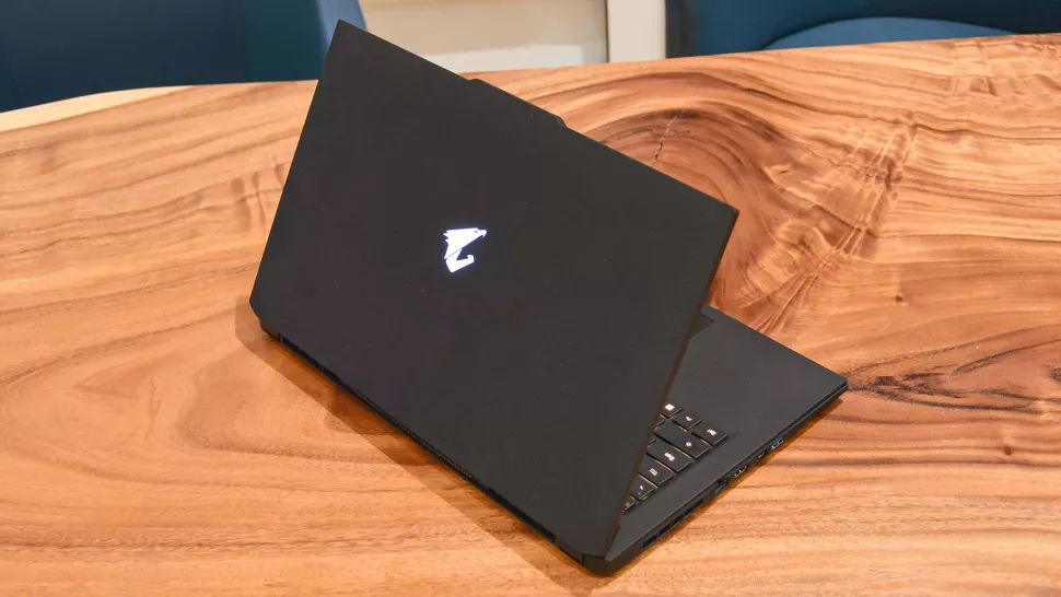 Laptop Gigabyte Aorus 17 (2022): Thiết kế