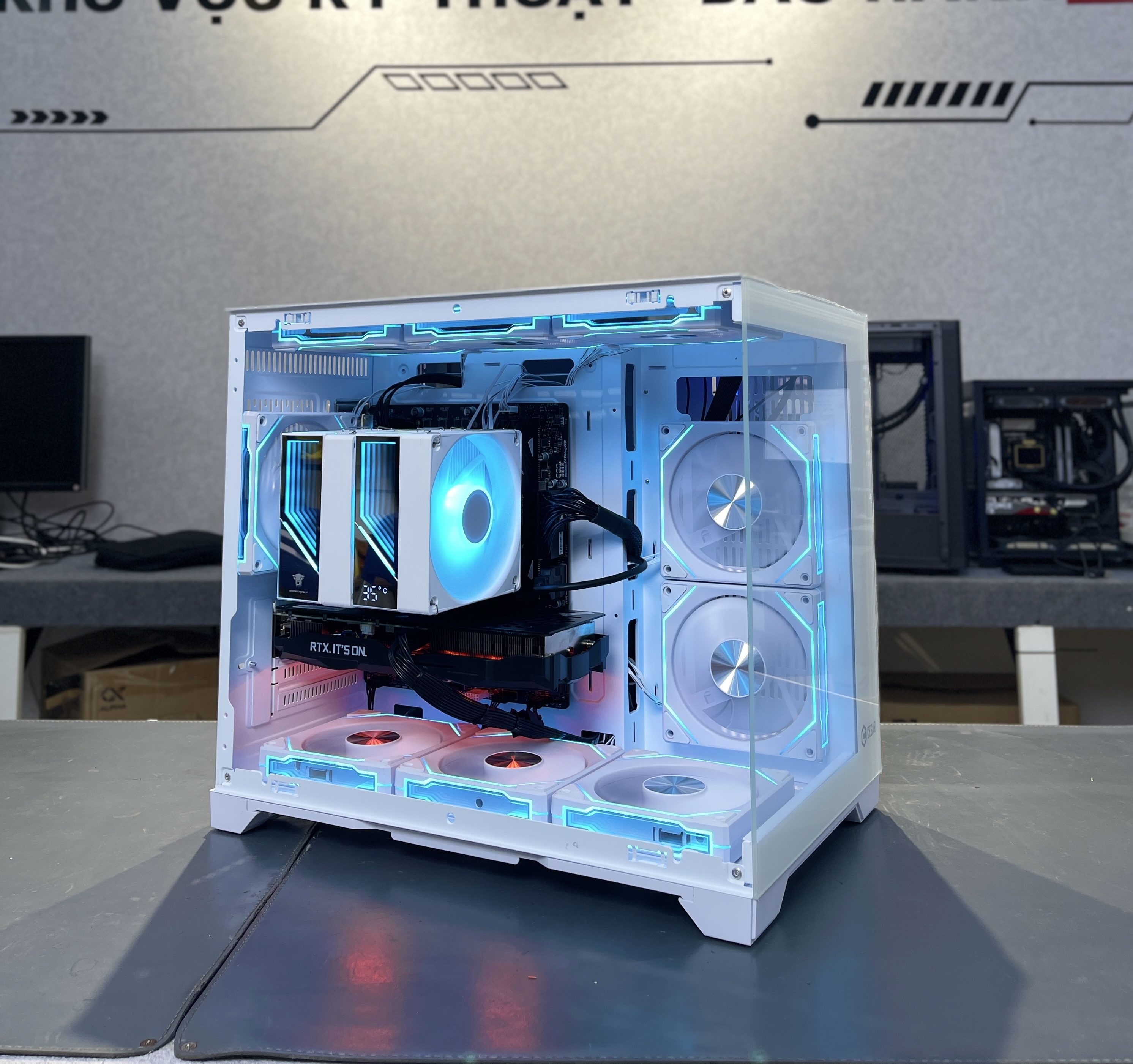 Một chiếc PC livestream chuẩn là sự cân bằng giữa CPU mạnh, GPU đủ khỏe, RAM dư giả, SSD tốc độ cao và hệ thống tản nhiệt tốt. Tùy mục đích (bán hàng, game, studio) mà người dùng nên cân nhắc mức đầu tư hợp lý.