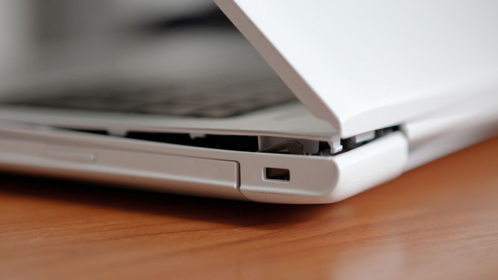Laptop hỏng bản lề có nguy hiểm không? Cách xử lý và bảng giá sửa mới nhất