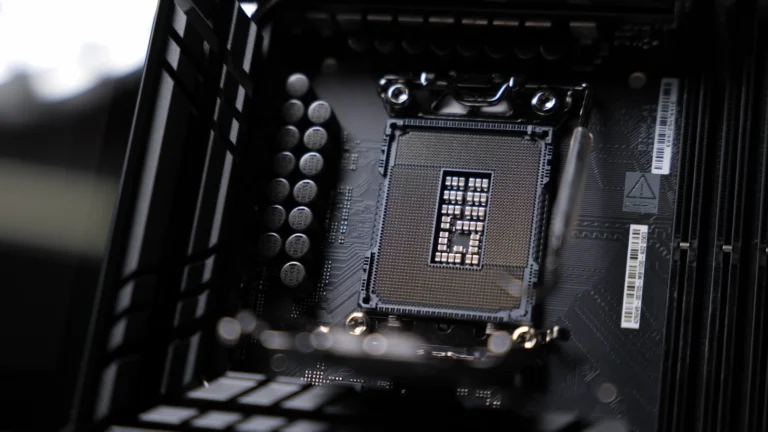 Intel Có Thể Kéo Dài Vòng Đời Socket CPU: Bước Đi Chiến Lược Để Đối Đầu AMD