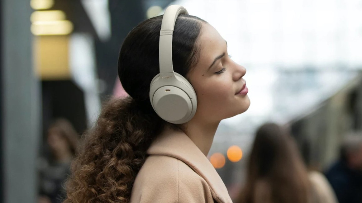 Hình ảnh người dùng sử dụng tai nghe hỗ trợ Hi-res Audio