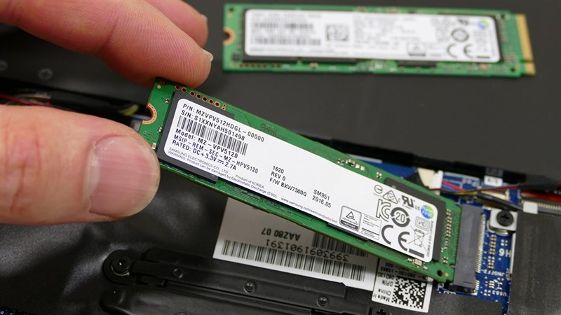 Kĩ thuật viên tại MyPC đang nâng cấp SSD cho laptop