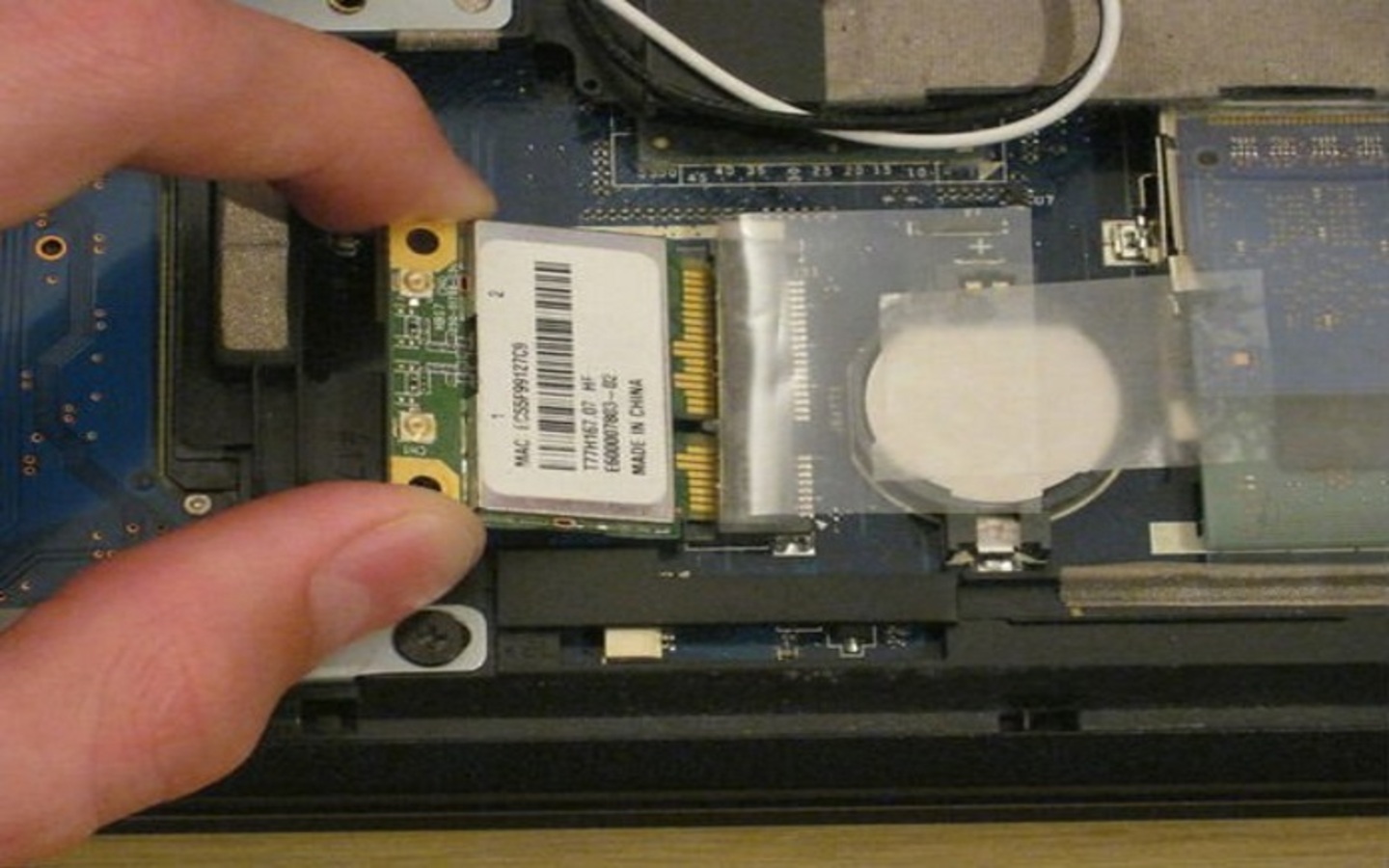 Kĩ thuật viên tại MyPC đang nâng cấp card Wifi cho laptop