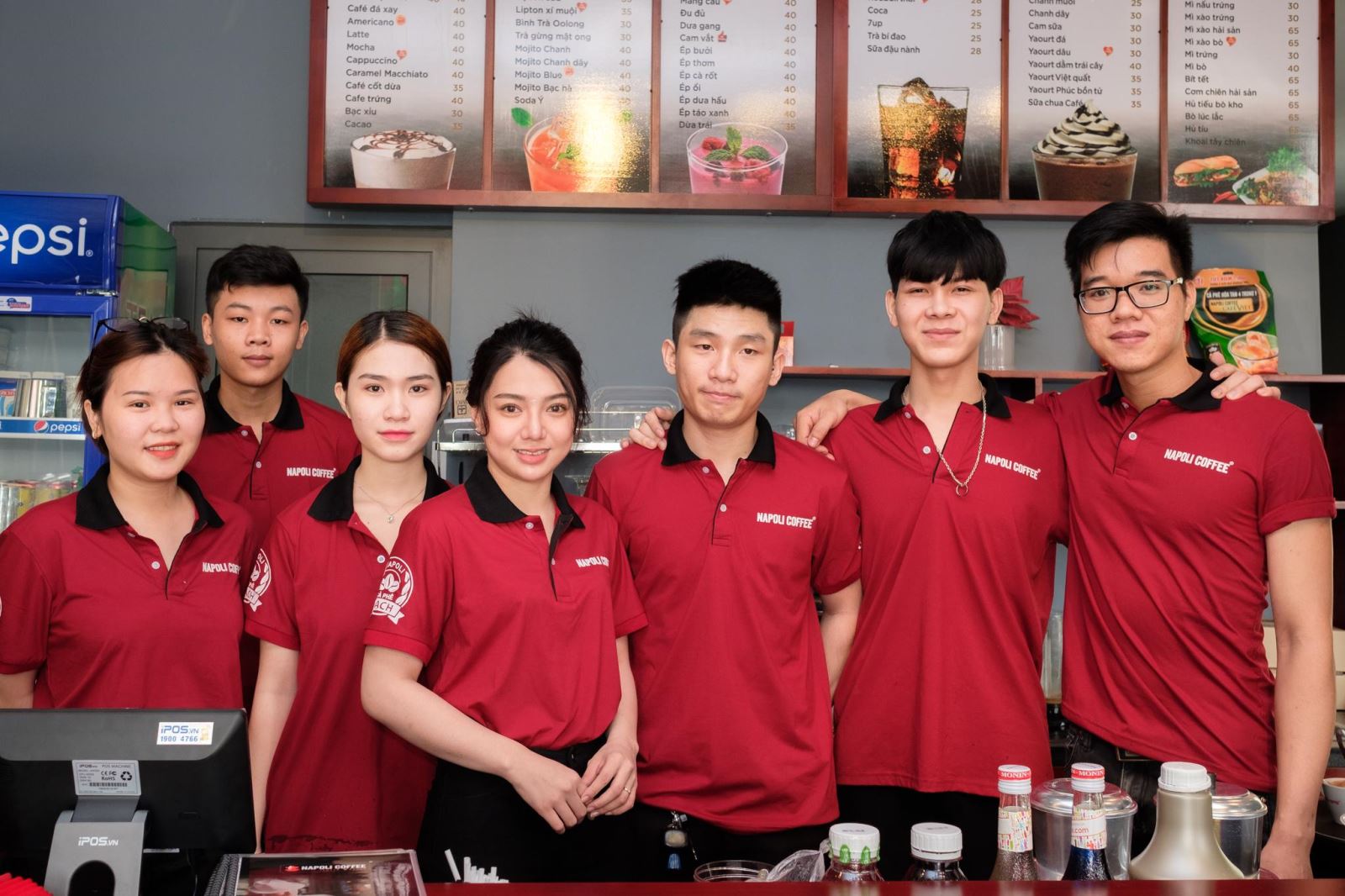 nhân viên sẵn sàng hỗ trợ khách giải quyết những nhu cầu như đồ ăn, nước uống....