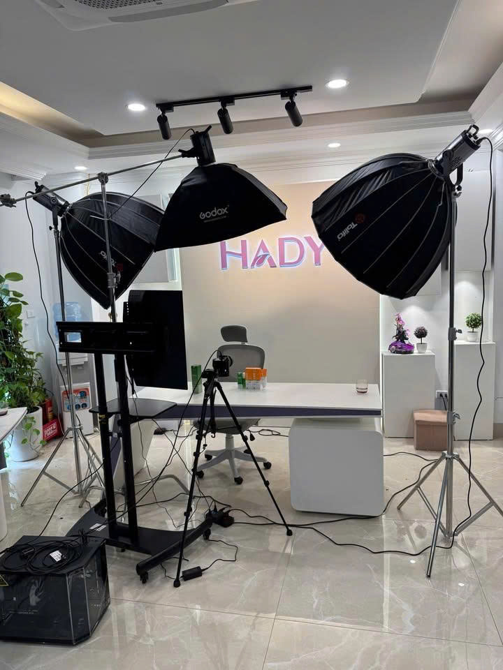 Phòng livestream bán hàng được setup chuyên nghiệp với hệ thống đèn studio, camera, màn hình và thiết bị hỗ trợ, giúp hình ảnh sáng rõ và vận hành ổn định.