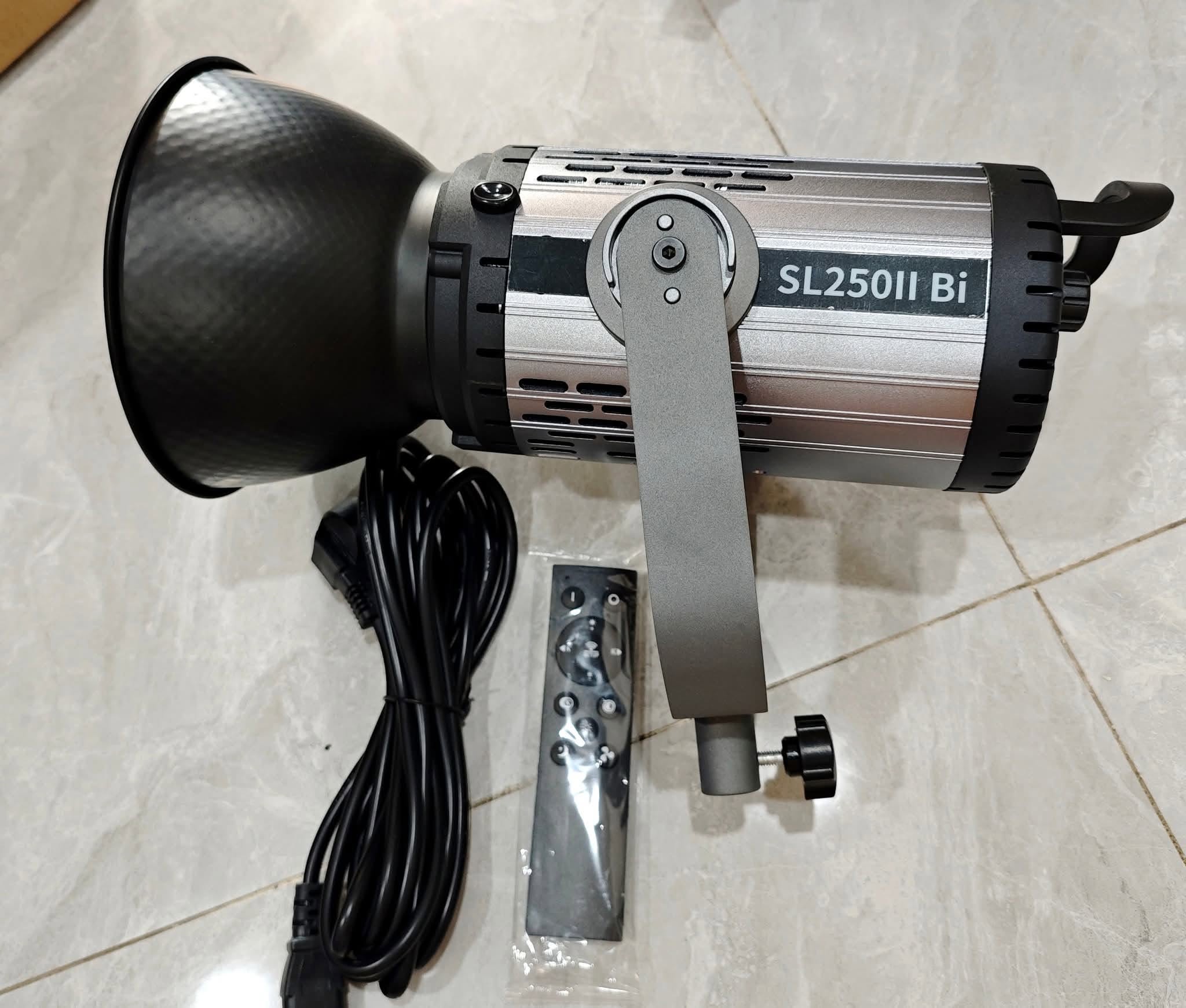 Đèn SL250II Bi là dòng đèn LED studio công suất cao, cho ánh sáng mạnh mẽ, ổn định và hỗ trợ điều chỉnh nhiệt độ màu. Sản phẩm phù hợp cho livestream TikTok, Facebook, Shopee, quay video YouTube, chụp ảnh sản phẩm và xây dựng studio chuyên nghiệp.