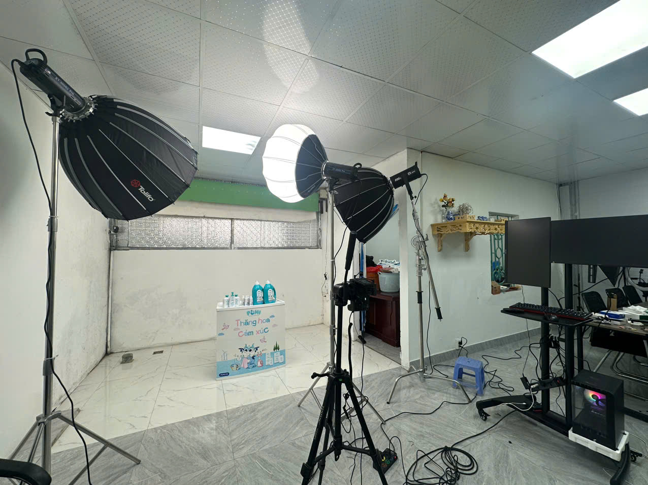 Bộ đèn Parabolic Softbox kết hợp đèn LED studio công suất lớn giúp tối ưu ánh sáng cho livestream bán hàng, quay video TikTok, Facebook, Shopee và chụp ảnh sản phẩm chuyên nghiệp.