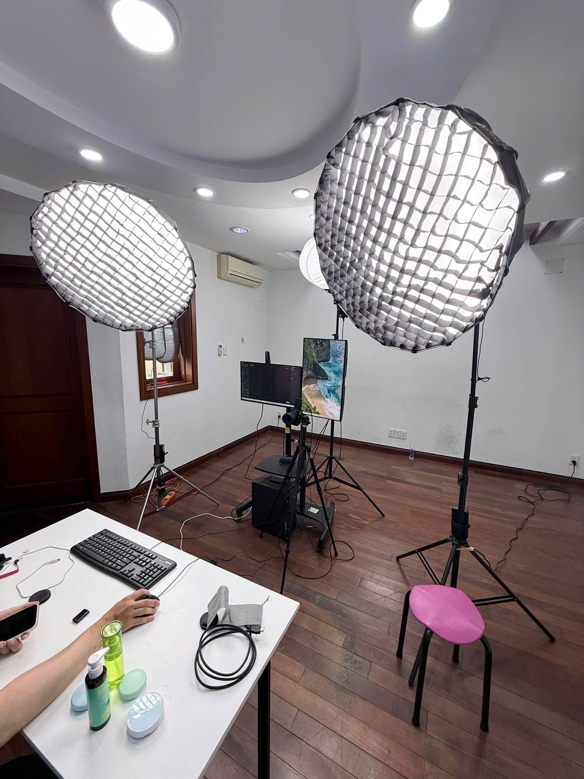 Bộ đèn Octabox kết hợp đèn LED studio công suất lớn giúp tạo ánh sáng đều, giảm bóng gắt và nâng cao chất lượng hình ảnh. Giải pháp phù hợp cho livestream TikTok, Facebook, Shopee, quay video YouTube, chụp ảnh sản phẩm và setup studio chuyên nghiệp.