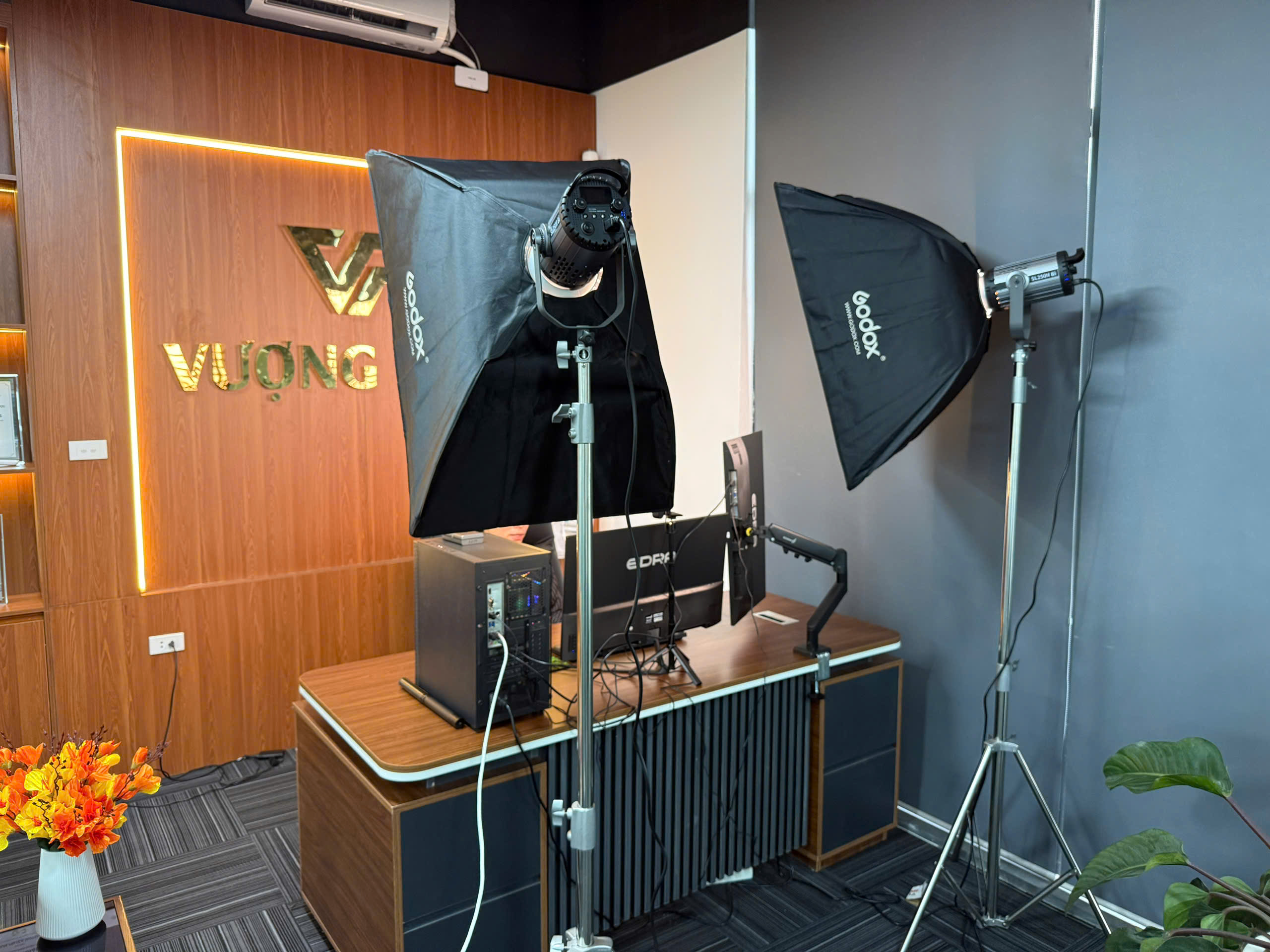 Thiết bị livestream chuyên nghiệp với hệ thống đèn studio Godox, PC và màn hình được bố trí đồng bộ, hỗ trợ hình ảnh sáng đẹp và vận hành ổn định.