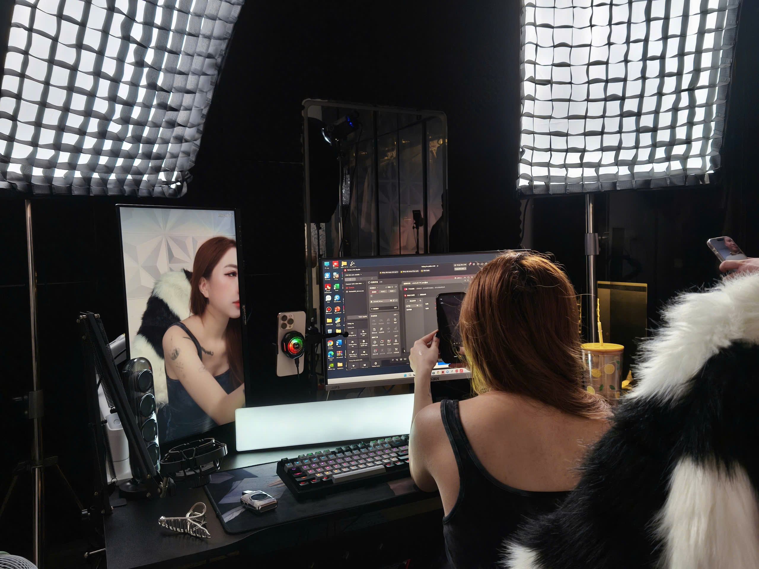 Setup Livestream Idol Chat Chuyên Nghiệp Với Đèn Và Màn Hình