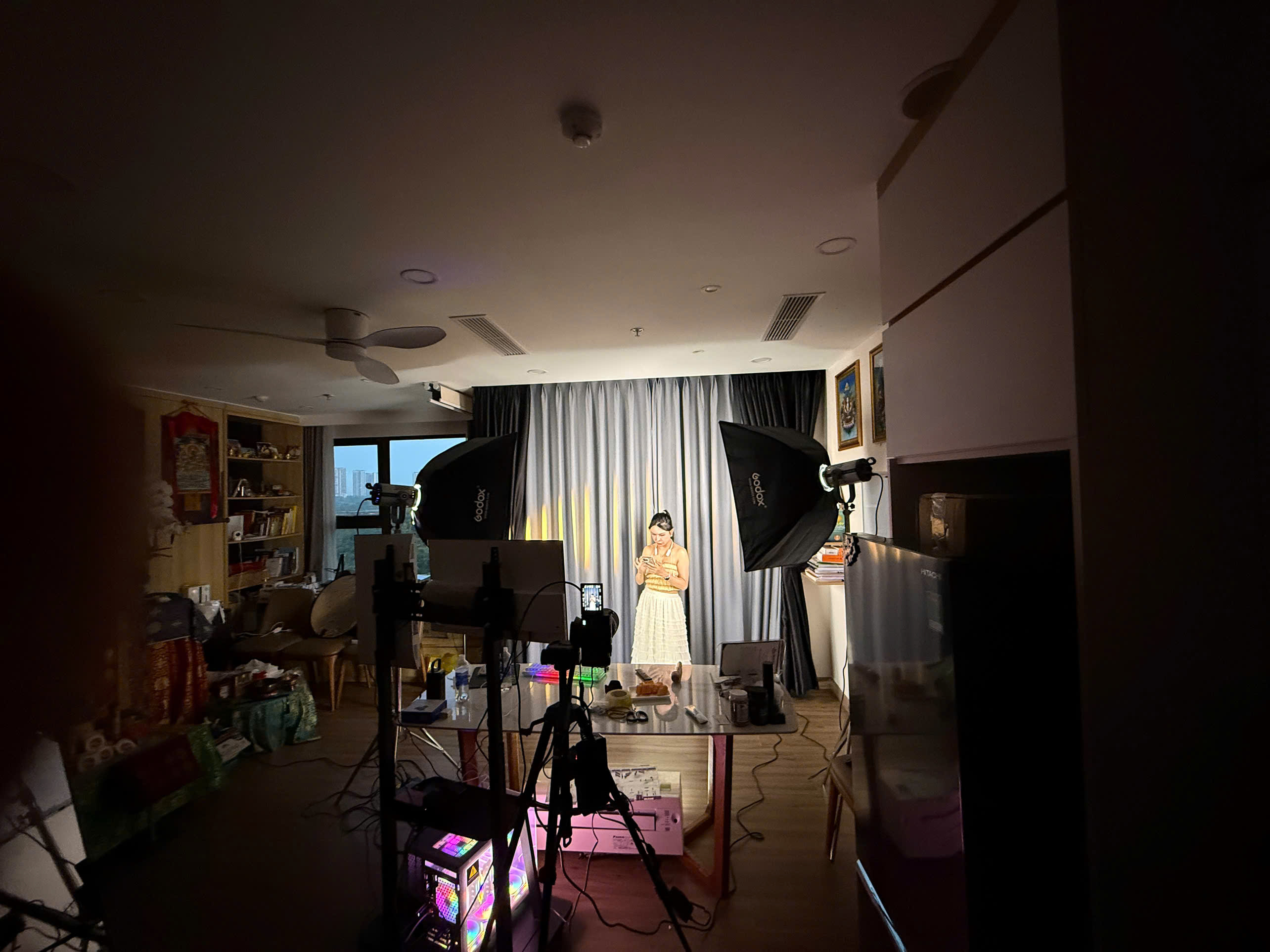 Không gian setup livestream tại nhà với hệ thống đèn studio, camera, PC và màn hình theo dõi được bố trí đồng bộ, giúp hình ảnh sáng rõ và vận hành ổn định.