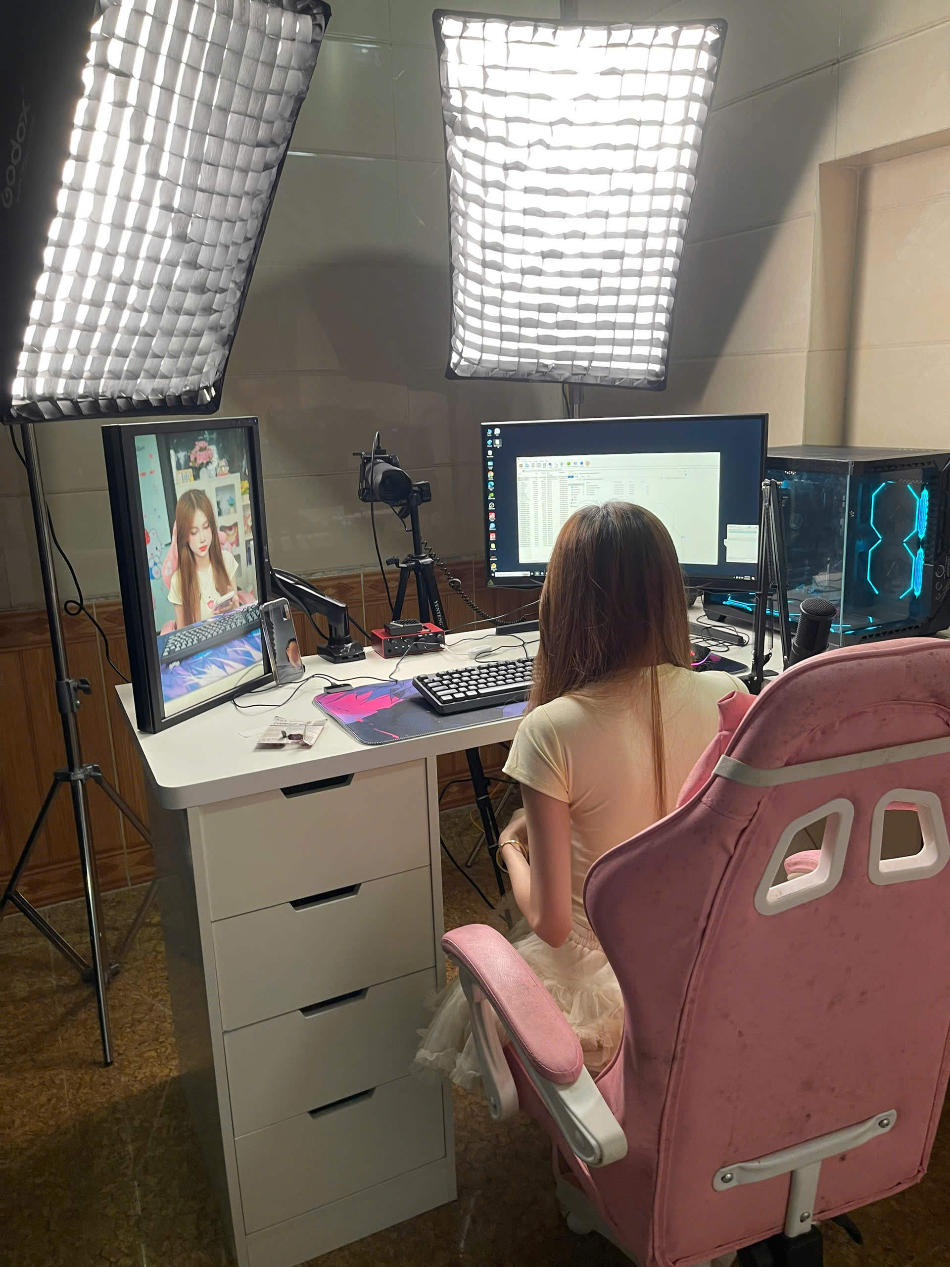 Setup Livestream Idol Với PC, Màn Hình Và Đèn Studio