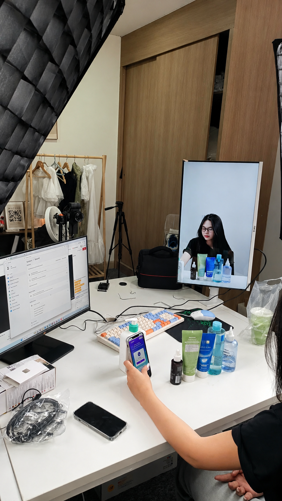Setup Livestream Mỹ Phẩm Bằng Máy Ảnh Với Bàn Demo Sản Phẩm