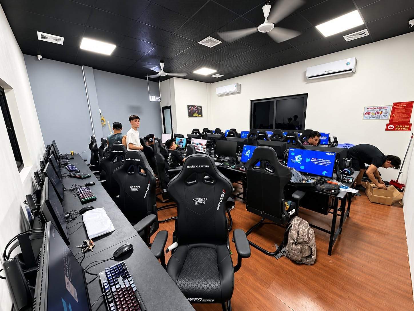 Kỹ thuật viên setup hệ thống phòng net 30 máy