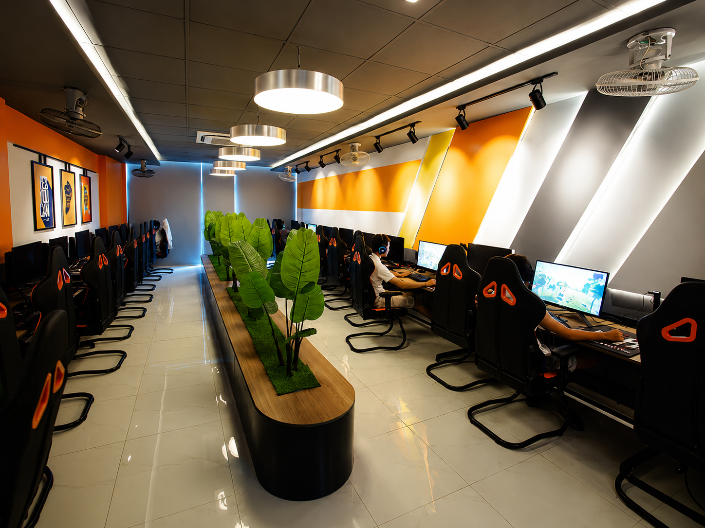 Sơn 3D trang trí phòng net phong cách Cyberpunk kết hợp đèn LED tạo không gian gaming hiện đại.