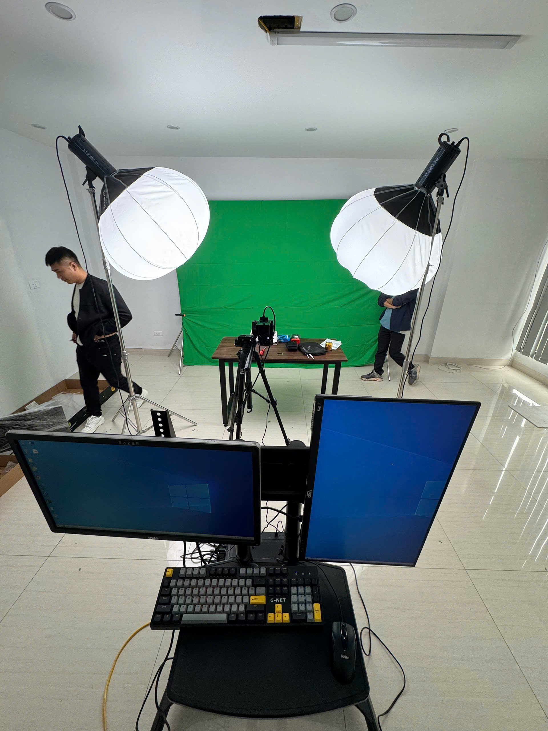 Thiết Bị Livestream Phông Xanh Với Đèn Studio Và Màn Hình Điều Khiển