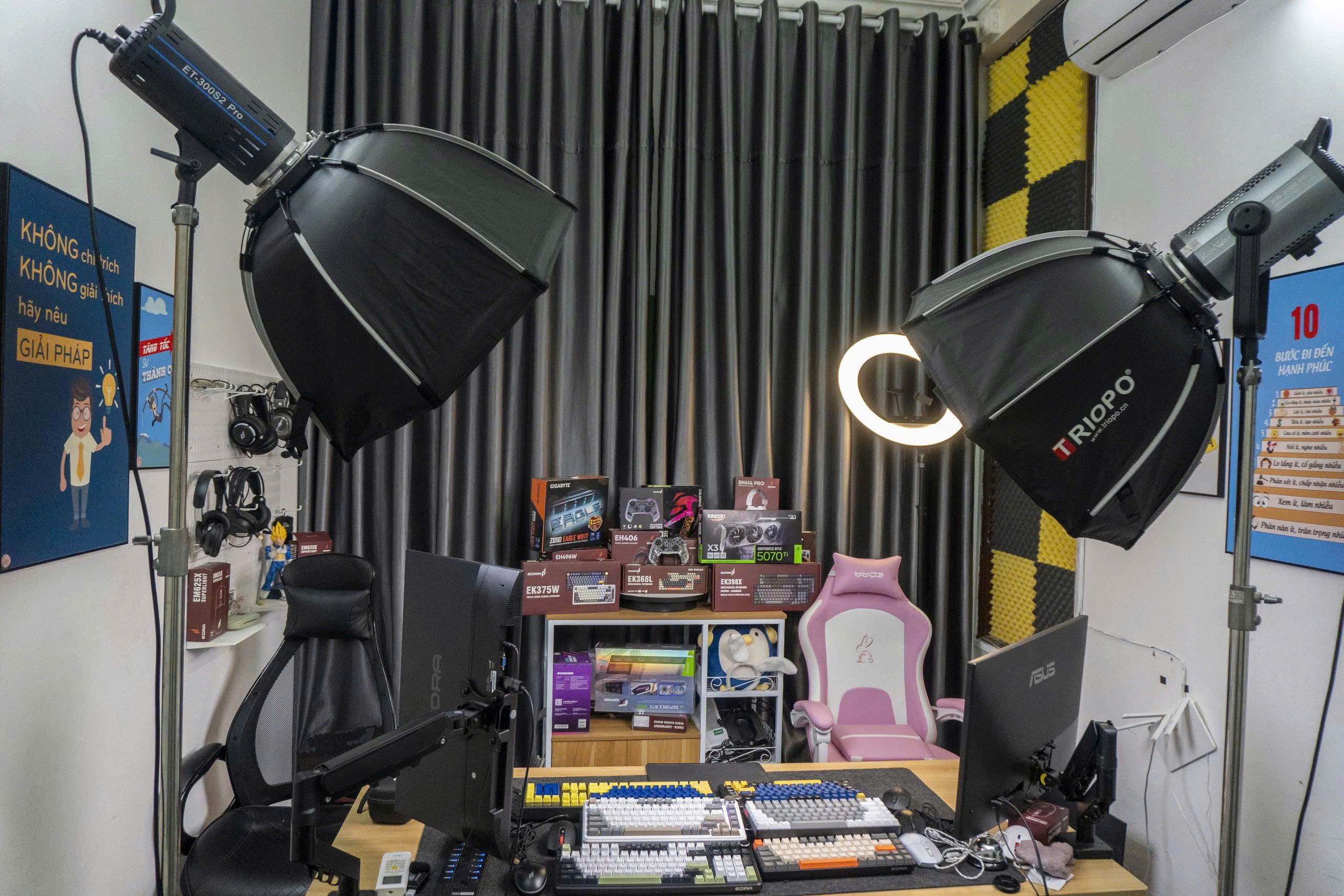Phòng livestream chuyên nghiệp được trang bị hệ thống đèn softbox, đèn LED, màn hình kép, micro và bàn làm việc, tối ưu ánh sáng và không gian cho livestream bán hàng, Idol và Streamer.