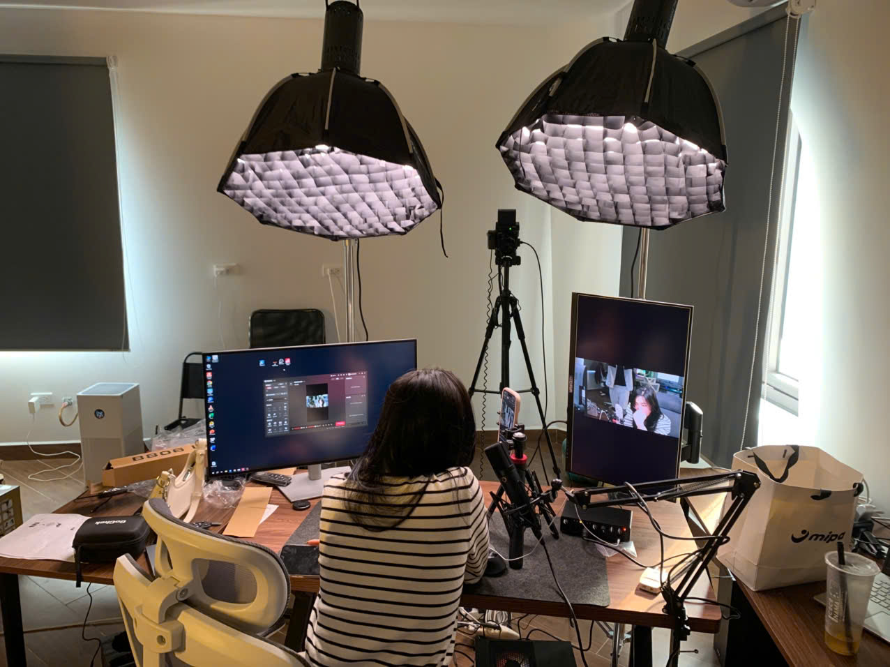 Cắm Điện Phòng Livestream Với Hai Màn Hình Và Đèn Studio