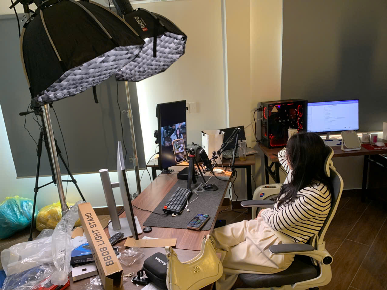 Hình ảnh thực tế phòng livestream được bố trí đầy đủ hệ thống ánh sáng, camera, micro, màn hình và máy tính, giúp người dùng dễ dàng kiểm soát hình ảnh, âm thanh và nội dung trong quá trình livestream.