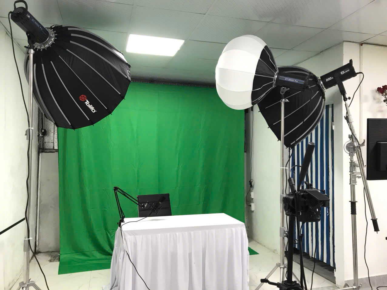 Setup Livestream Bán Hàng Với Phông Xanh Và Đèn Studio