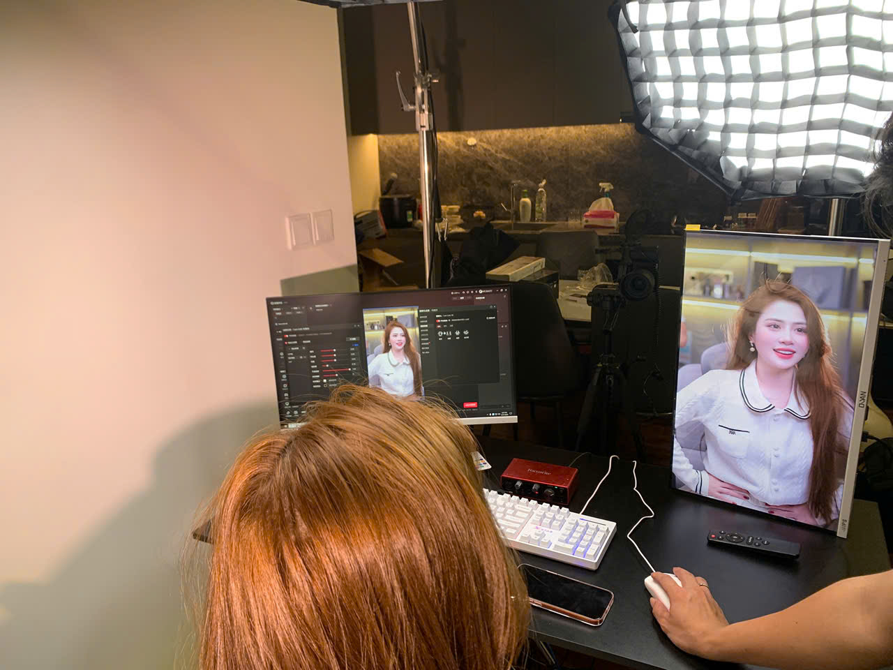 Setup livestream hình ảnh cao cấp với đèn studio, camera và màn hình theo dõi dọc, giúp hình ảnh sáng đẹp, màu da tự nhiên và khung hình chuyên nghiệp.
