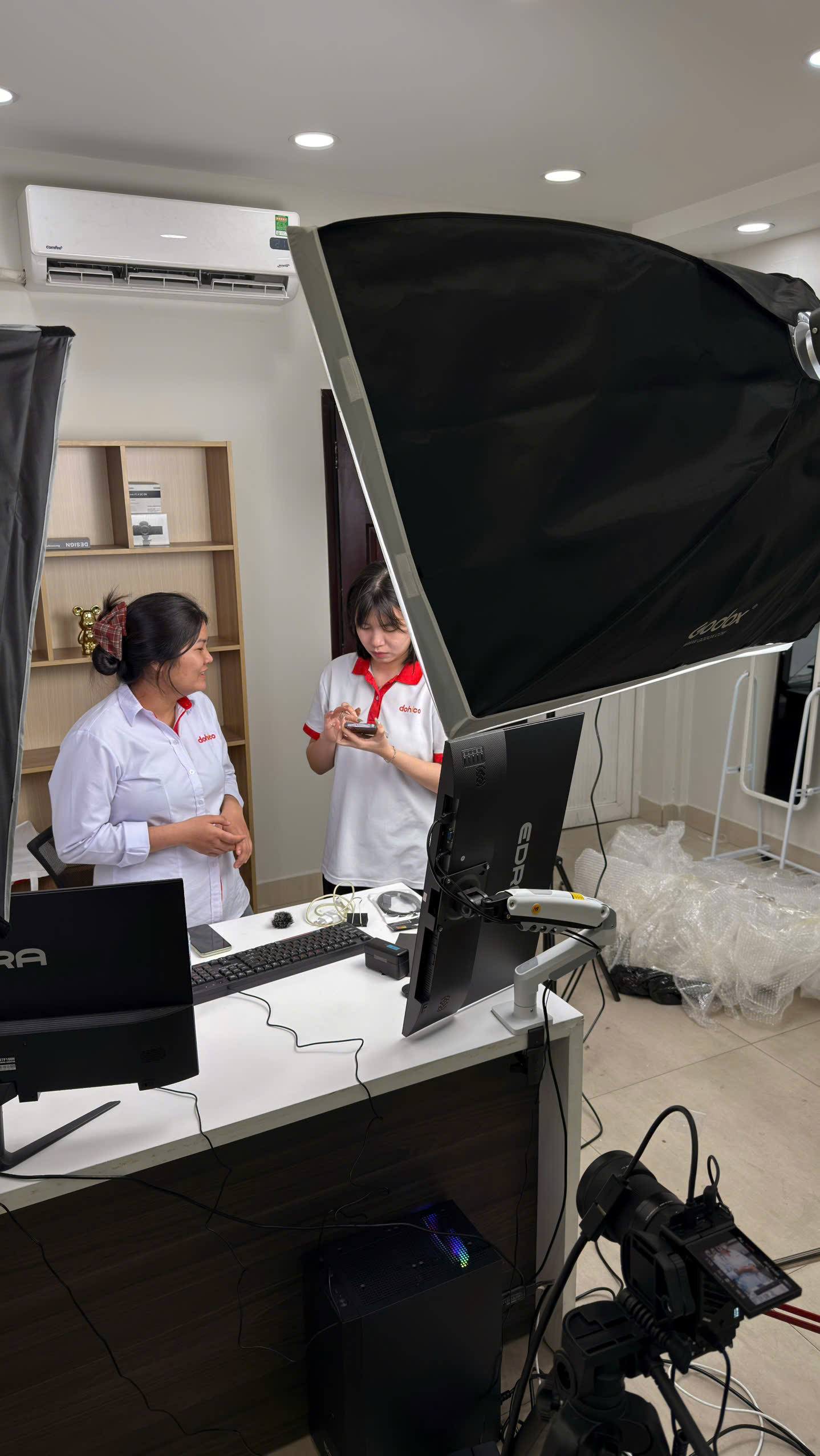Setup livestream bán hàng chuyên nghiệp với hệ thống đèn, camera, máy tính và màn hình hỗ trợ, tối ưu hình ảnh rõ nét, ánh sáng đẹp và vận hành livestream ổn định.