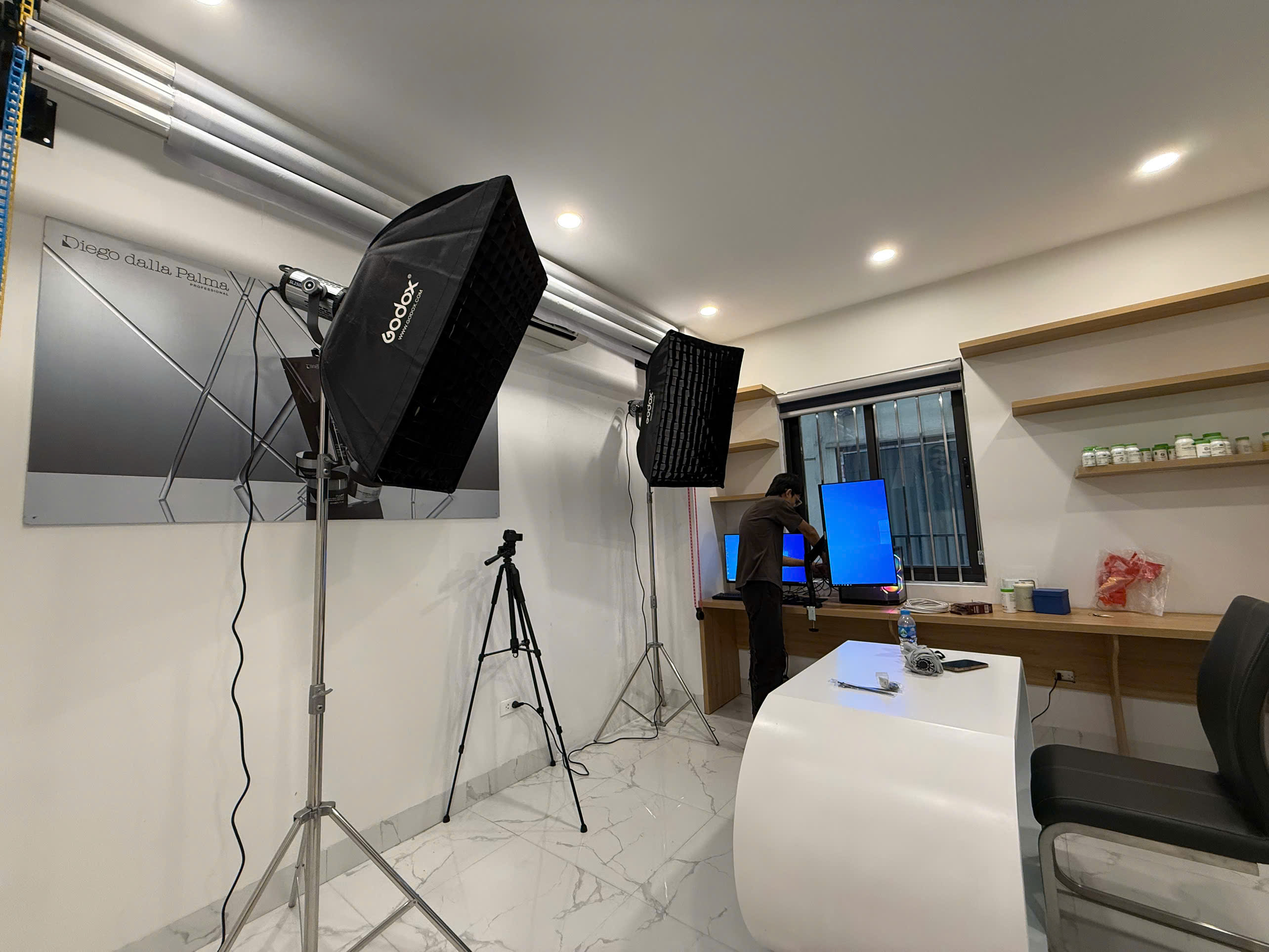 Setup livestream cho người mới kinh doanh online với hệ thống đèn studio, camera, PC và màn hình theo dõi chuyên nghiệp.