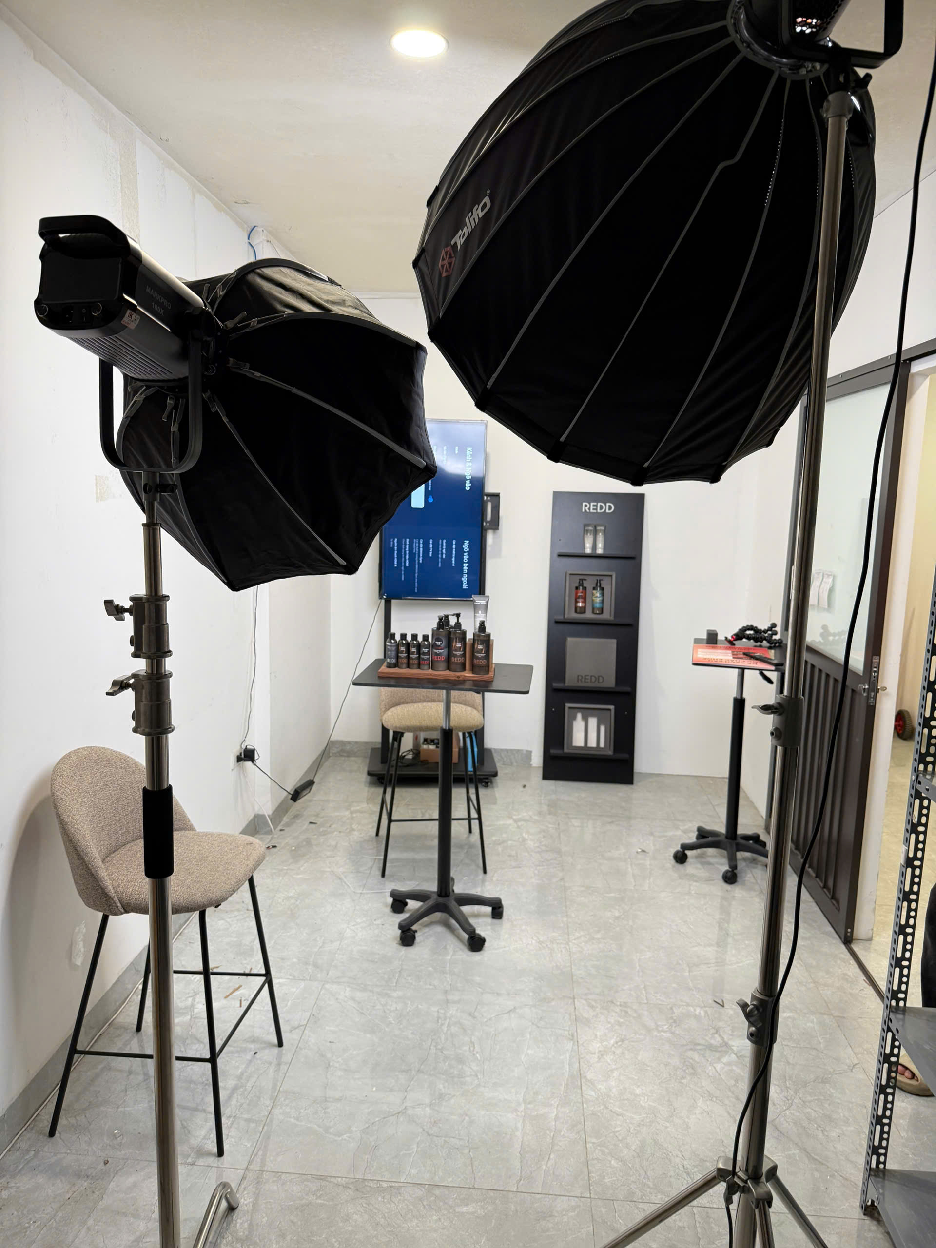 Không gian livestream bán mỹ phẩm với bộ đèn studio softbox, chân inox 304, bàn trưng bày sản phẩm và màn hình kỹ thuật.