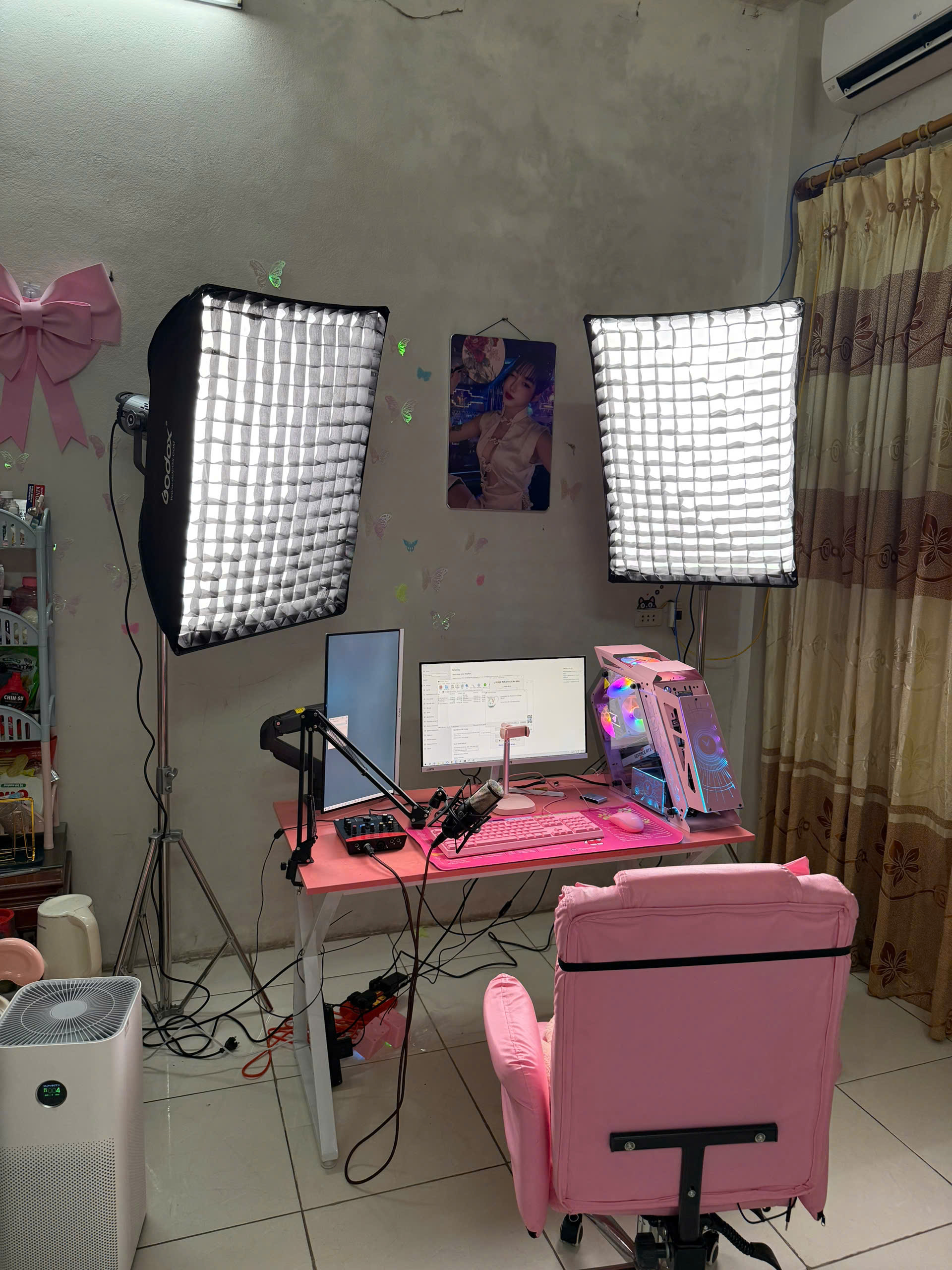 Setup phòng livestream tại nhà với combo 2 đèn Studio kết hợp softbox tổ ong, PC, màn hình và micro chuyên dụng, giúp ánh sáng khuôn mặt đều đẹp và nâng cao chất lượng hình ảnh khi livestream.
