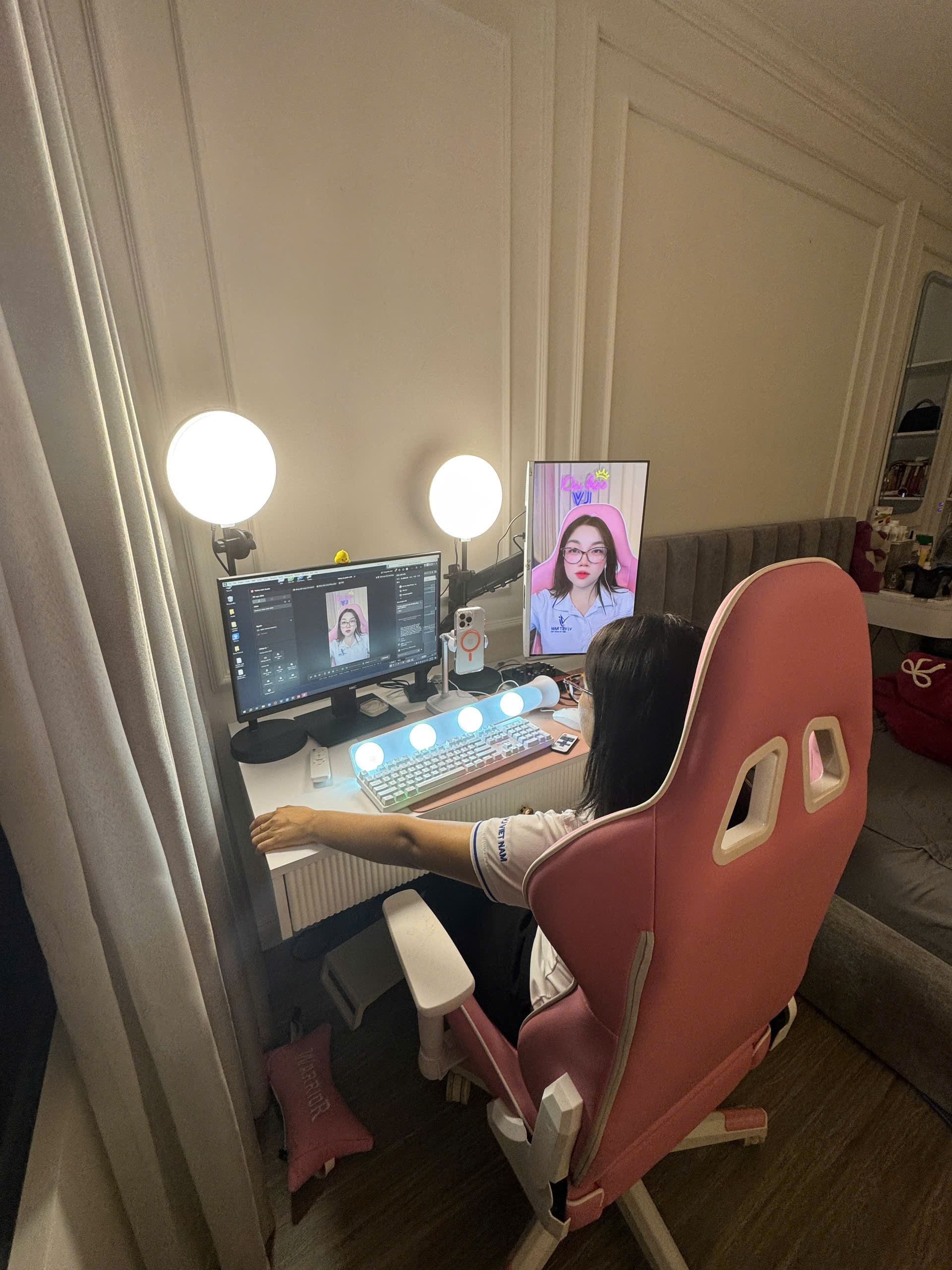 Combo Livestream Idol Pro Với Hai Màn Hình Và Hệ Thống Đèn