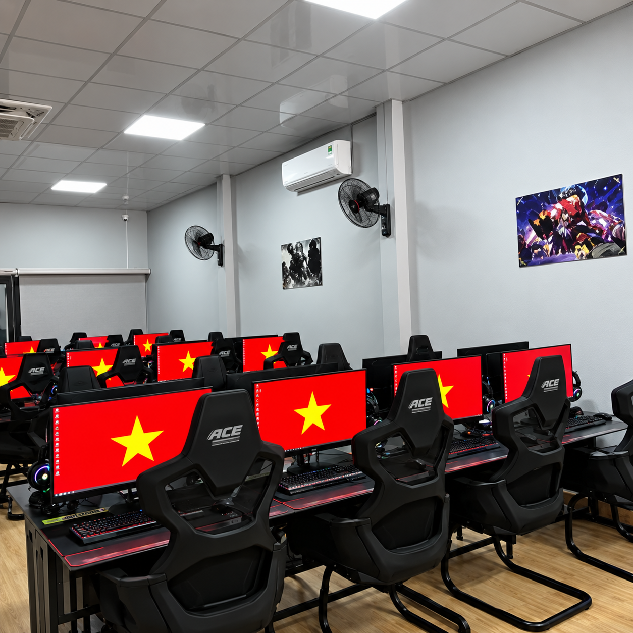 Phòng net với hệ thống điều hòa quạt và nhiều máy trạm