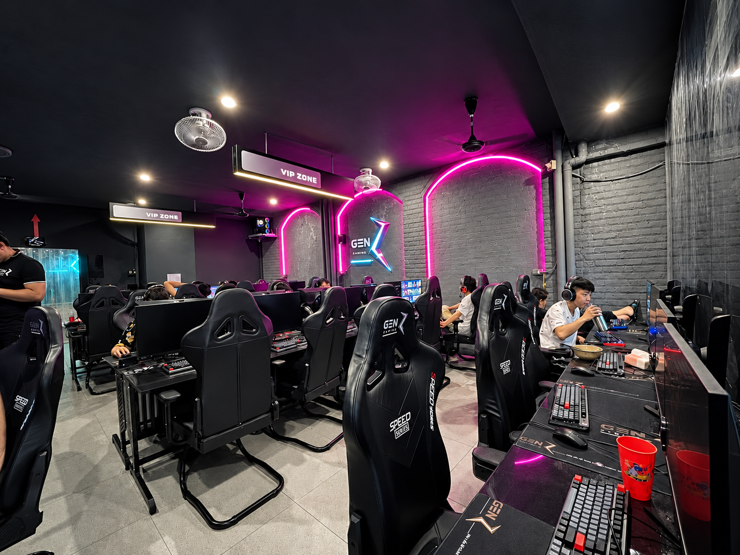 VIP Zone phòng net với Gaming Gear và ghế cao cấp