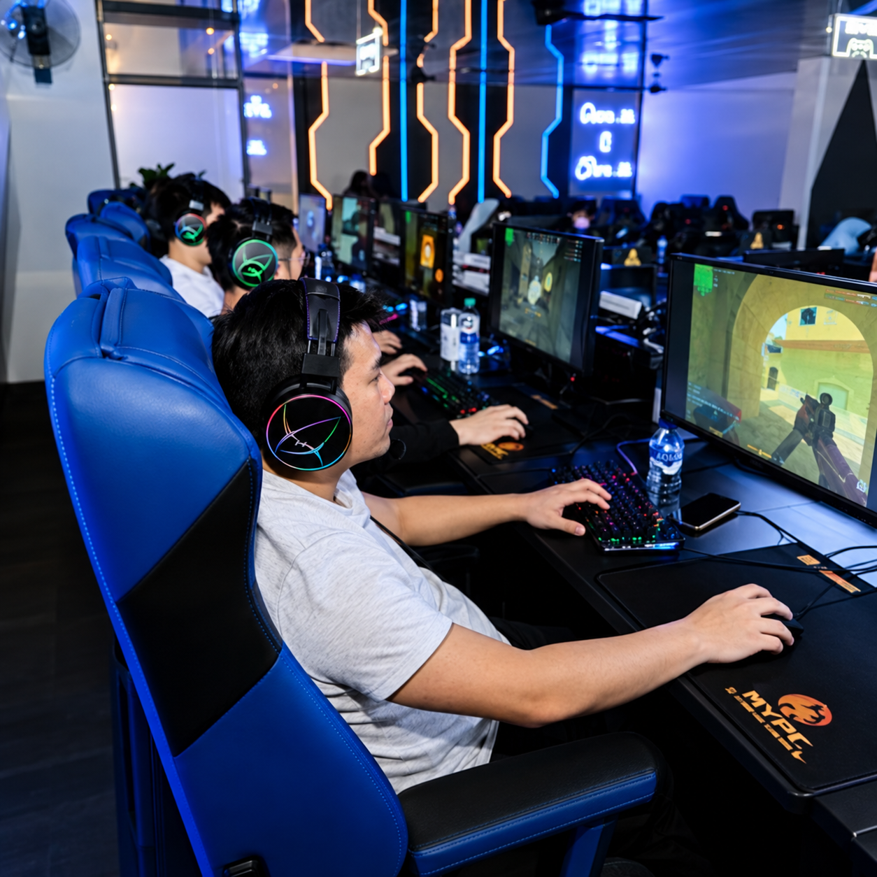 Khách hàng chơi game tại phòng net sử dụng cấu hình Gaming