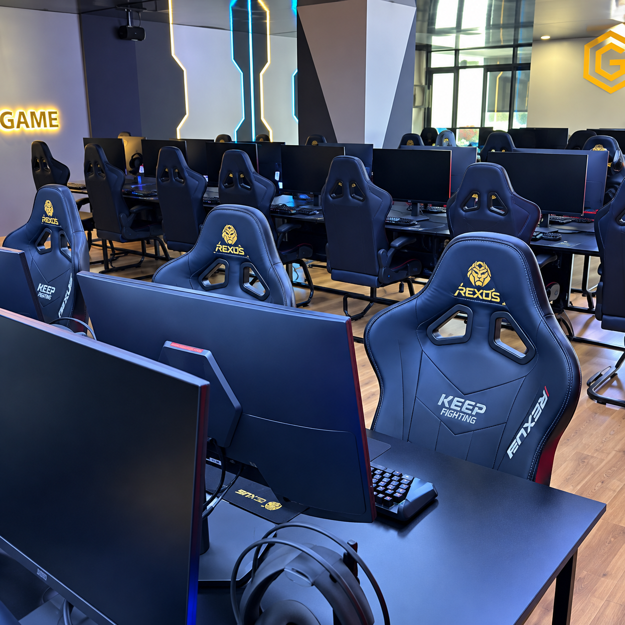Hệ thống máy quán net đồng bộ với màn hình và ghế gaming