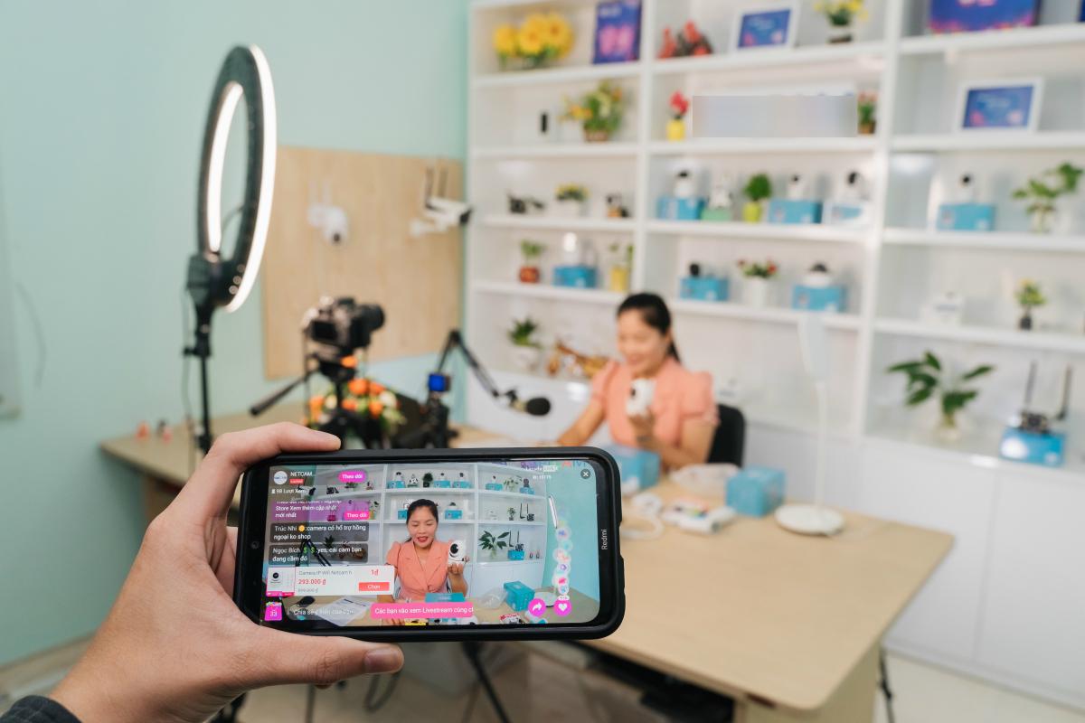 Không gian livestream bán hàng được bố trí camera, đèn chiếu sáng và điện thoại theo dõi trực tiếp, phù hợp cho các buổi livestream liên tục nhiều giờ.
