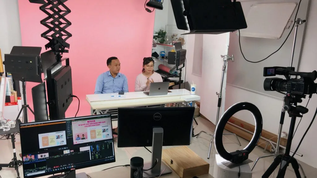 Hệ Thống Livestream Thực Tế Với PC, Camera Và Nhiều Thiết Bị
