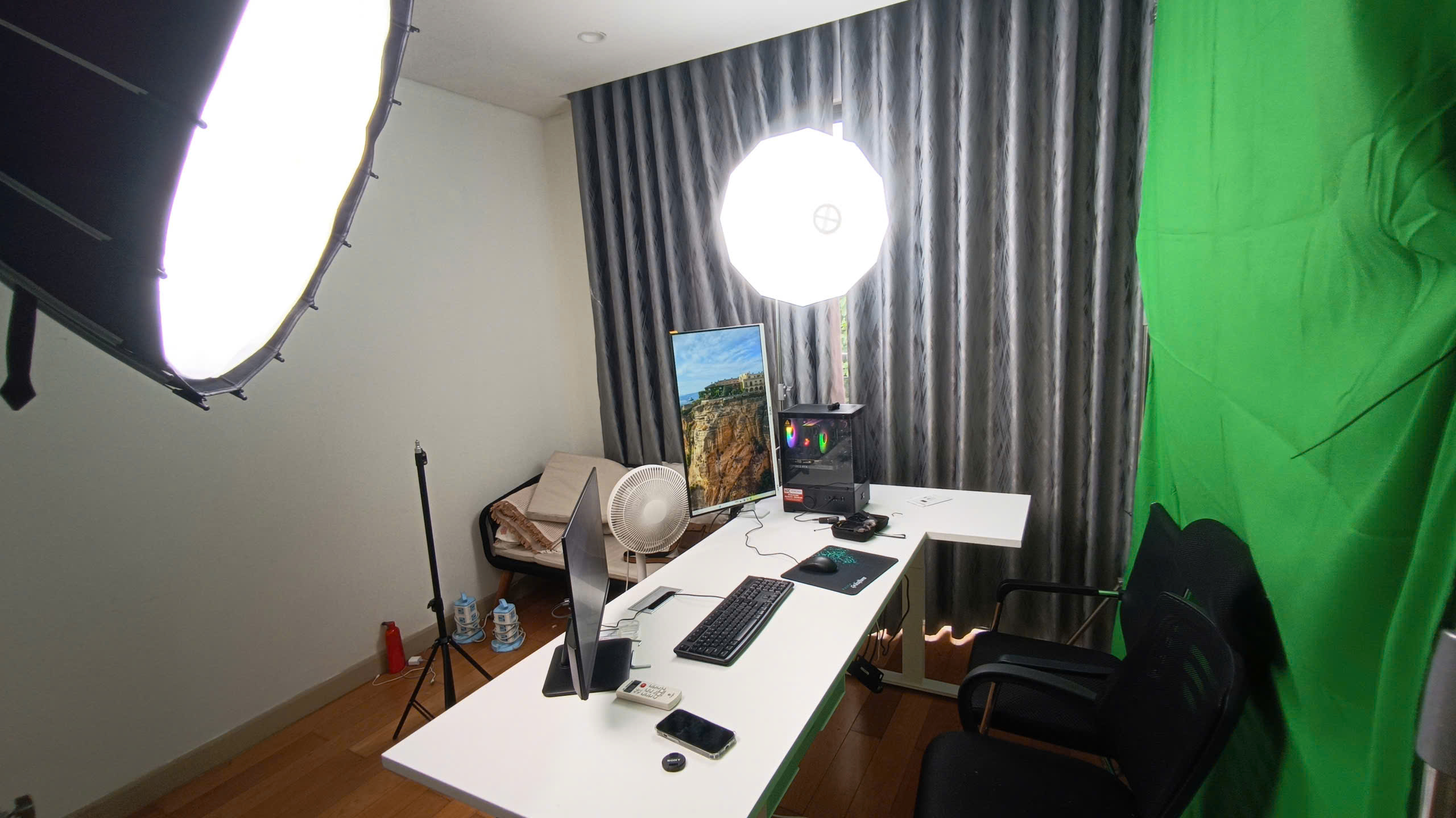 Setup livestream cho người không rành công nghệ với PC, màn hình, hệ thống đèn studio và phông xanh được bố trí đồng bộ, giúp vận hành đơn giản và ổn định.