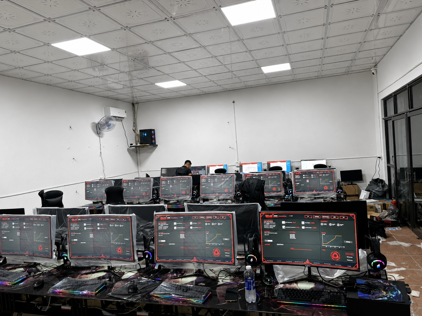 Thanh lý phòng net trọn gói gồm PC màn hình bàn ghế và thiết bị Gaming