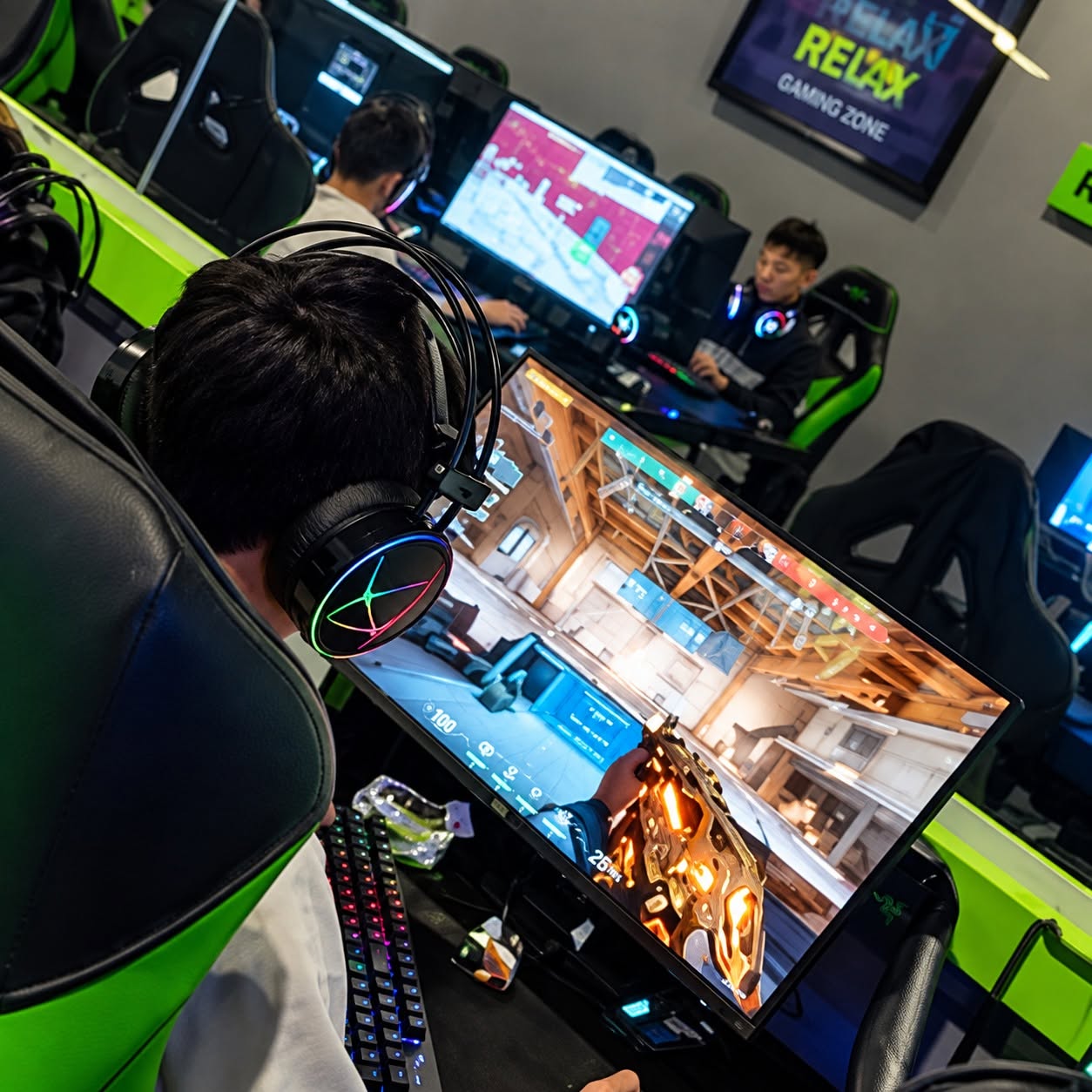 Game thủ chơi FPS tại phòng net Cyber Game